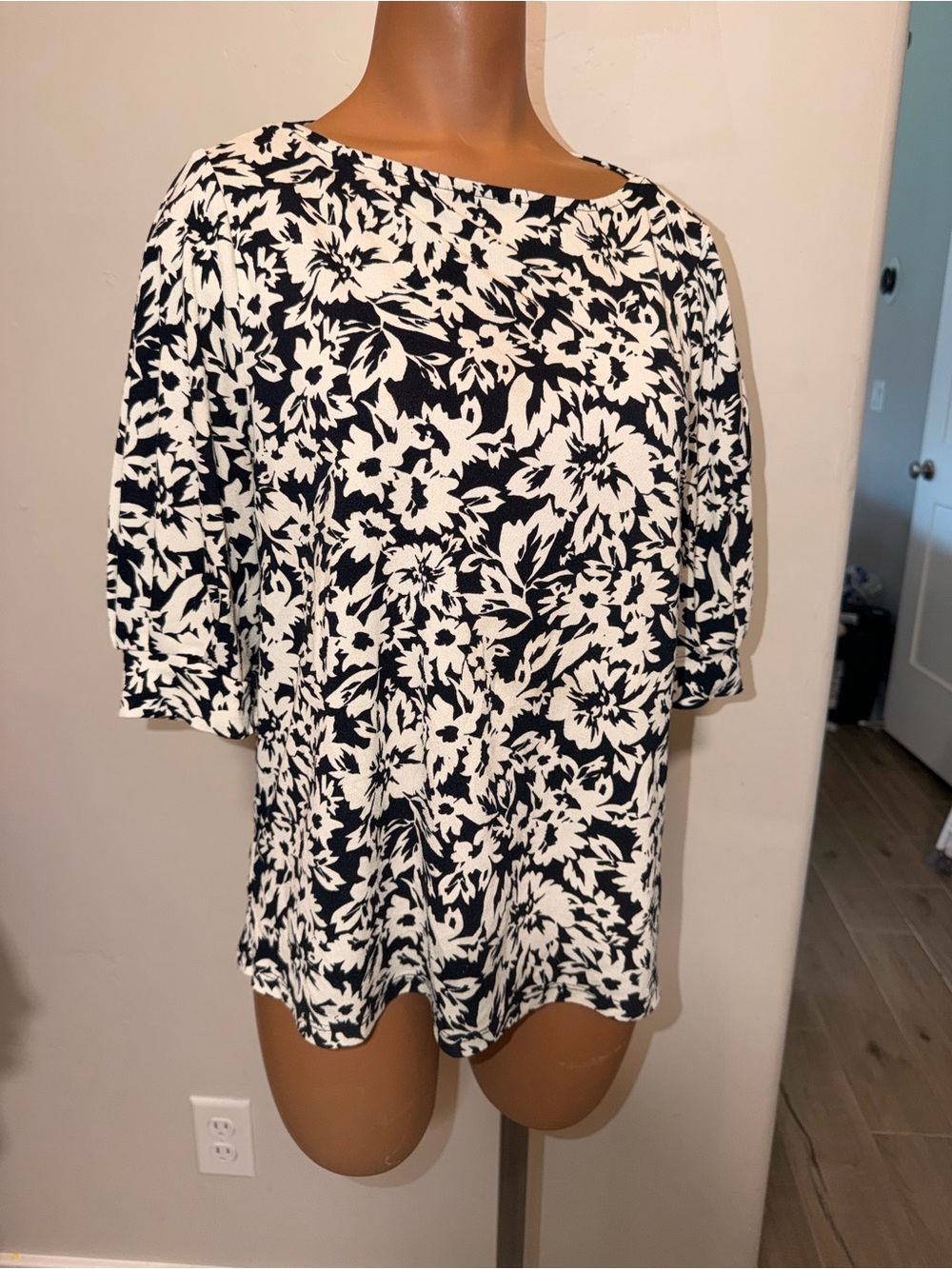 H&M Black and White Floral Crewneck Top blouse shirt medium